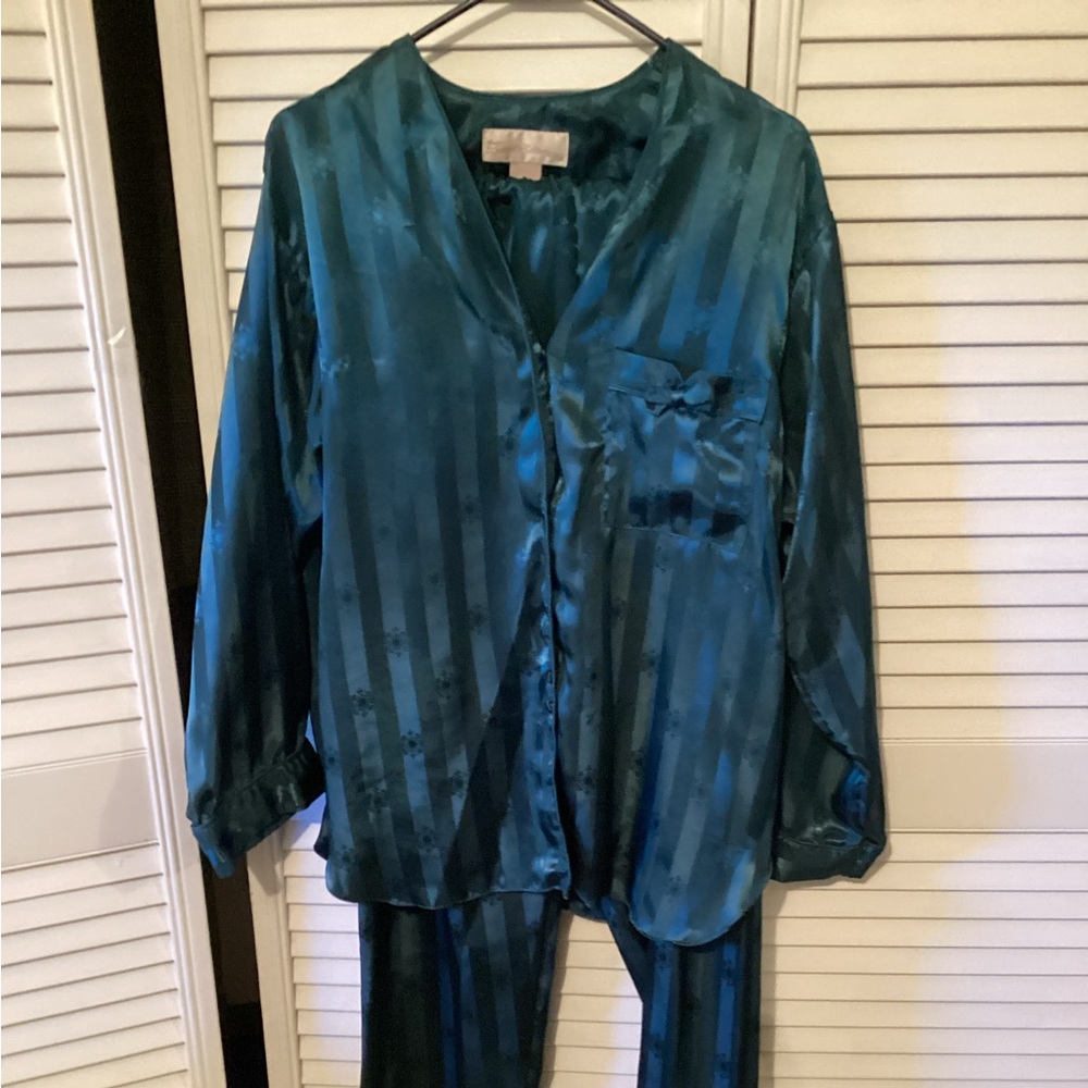 Chelsea’s Collection ladies long sleeve satin striped pajamas, size medium